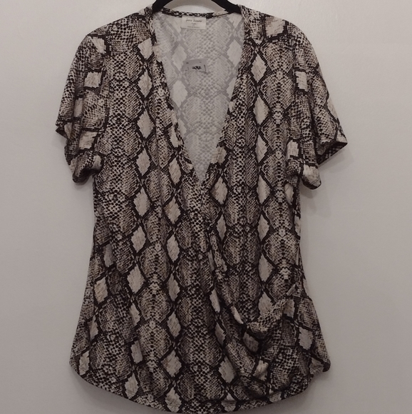 Free Kisses Tops - Free Kisses Plus Women's blouse.